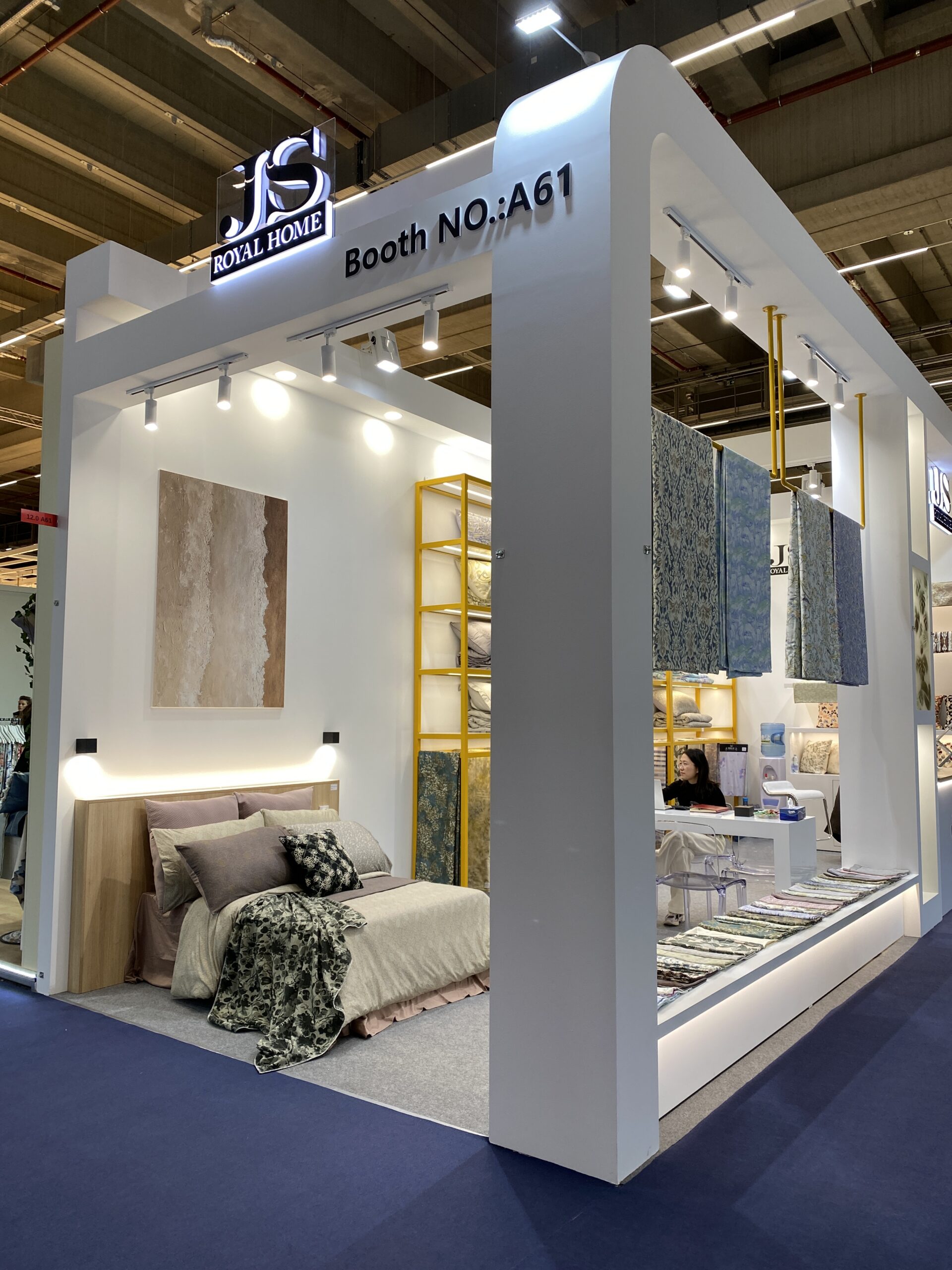 JS Royal Home USA factory warehouse bedding product display